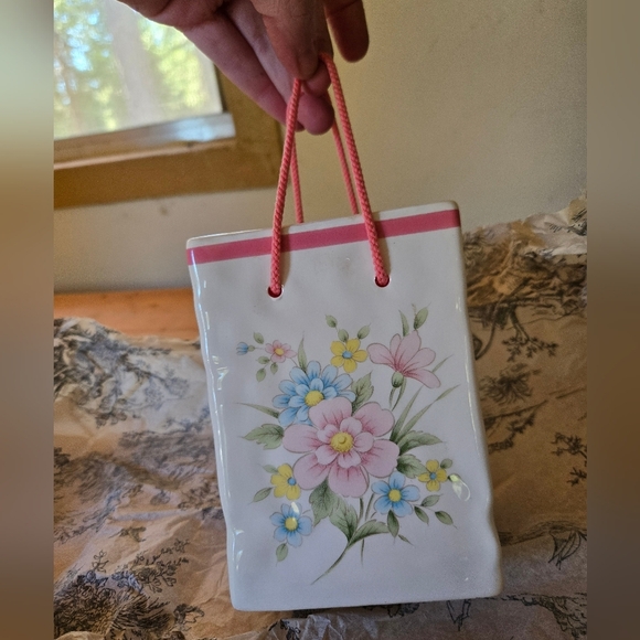 FTDA 1986 Gift Bag Vase Planter Floral Ceramic Pink Rope Handles Japan - Picture 2 of 5